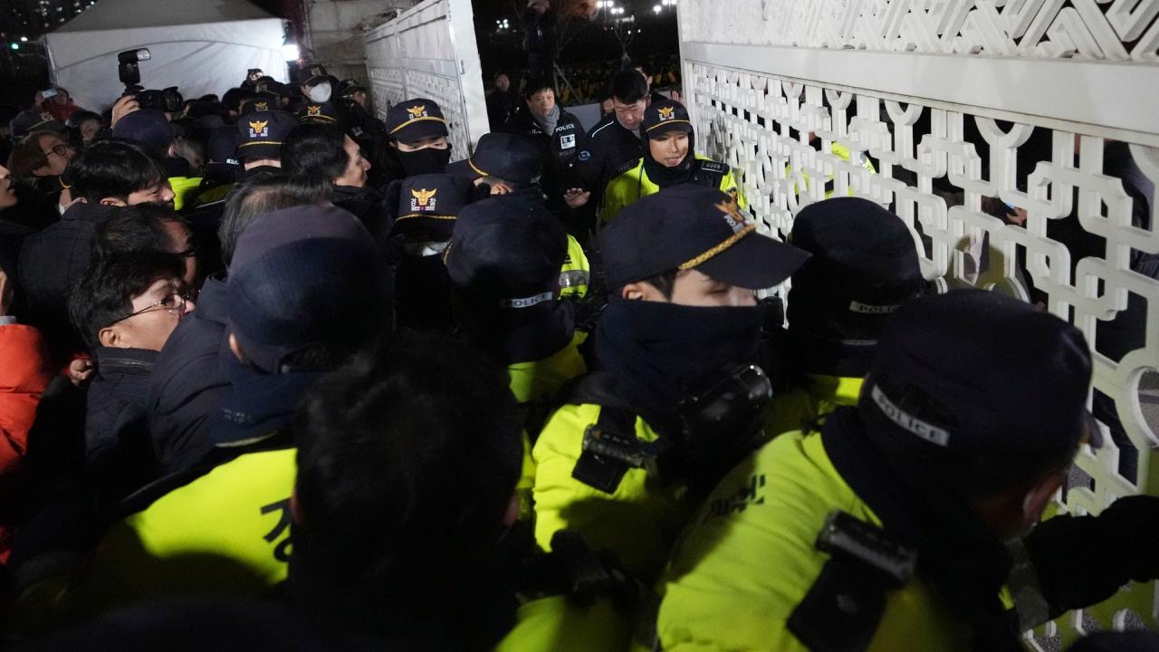 South korean presidential frontrunner proposes revising constitution martial law