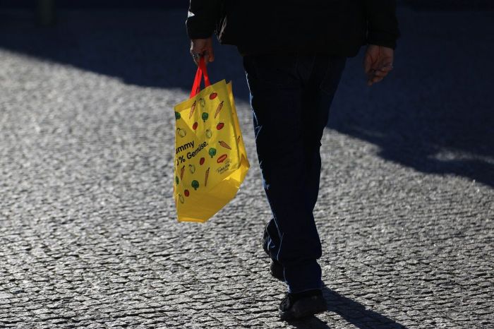 ECB hikes key rates by 25 bps as inflation outlook stays ’too high for ... Ecb policymakers debate risk inflation going too low