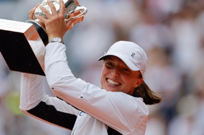 Record chasing swiatek dispatches svitolina make french open last four