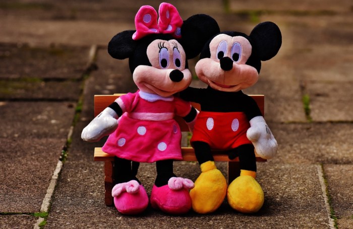 Gambar : manis, imut, merah, anak, duduk, beruang teddy, tekstil, bank ... Disney is laying off several hundred employees globally source says
