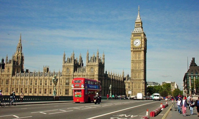Uk private sector pay settlements fall despite higher minimum wage data shows