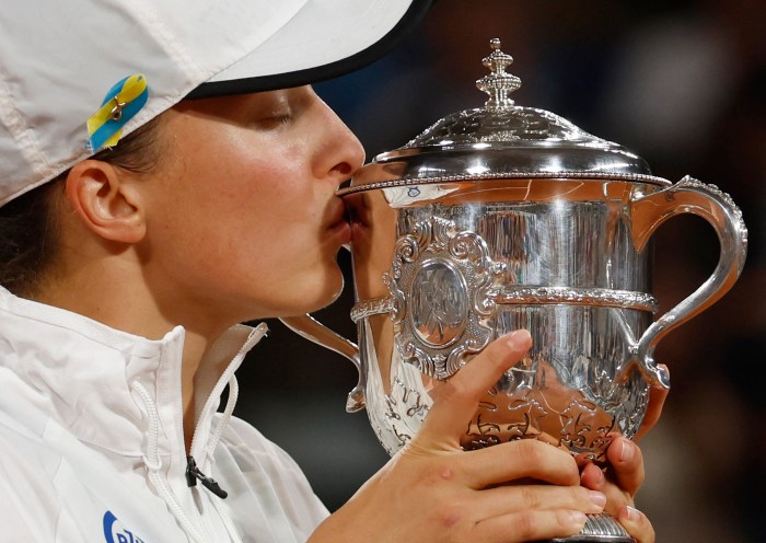 Record chasing swiatek dispatches svitolina make french open last four