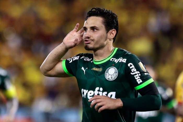 Arsenal and Wolves make contact for Raphael Veiga Veiga joins porto ahead club world cup