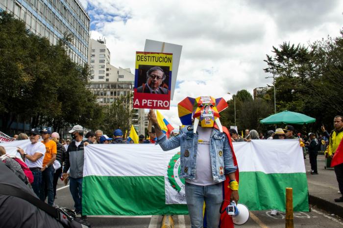 Colombias petro signs decree hold referendum labor reform